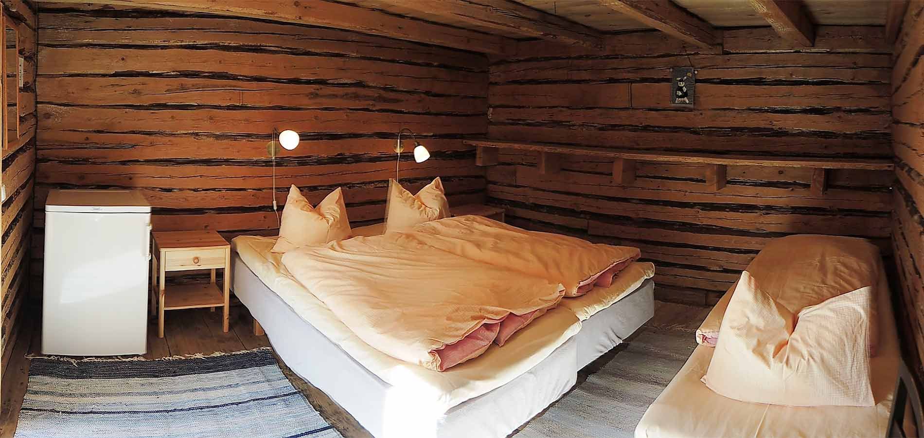 Maalaistunnelmaa hirsiaitassa